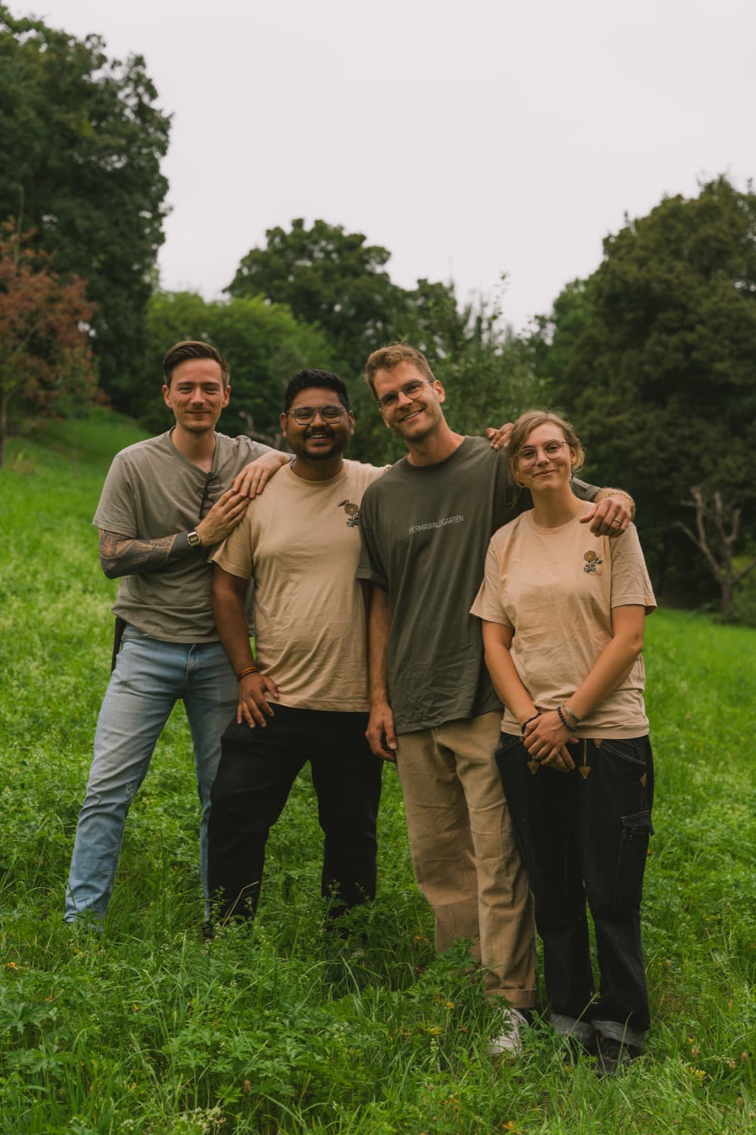 Das PermaWaldGarten Team im Grünen