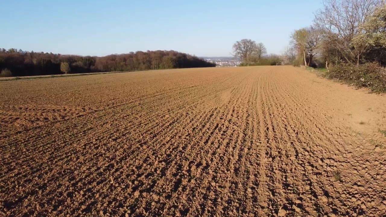 Drohnenflug über bearbeiteten Ackerboden