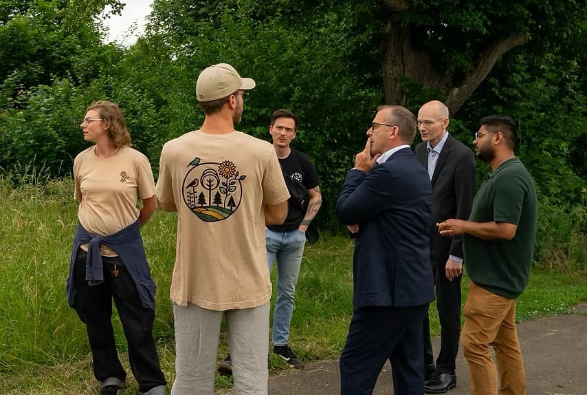 Das PermaWaldGarten-Team im Gespräch mit Vertretern der Stadtverwaltung direkt auf der Fläche