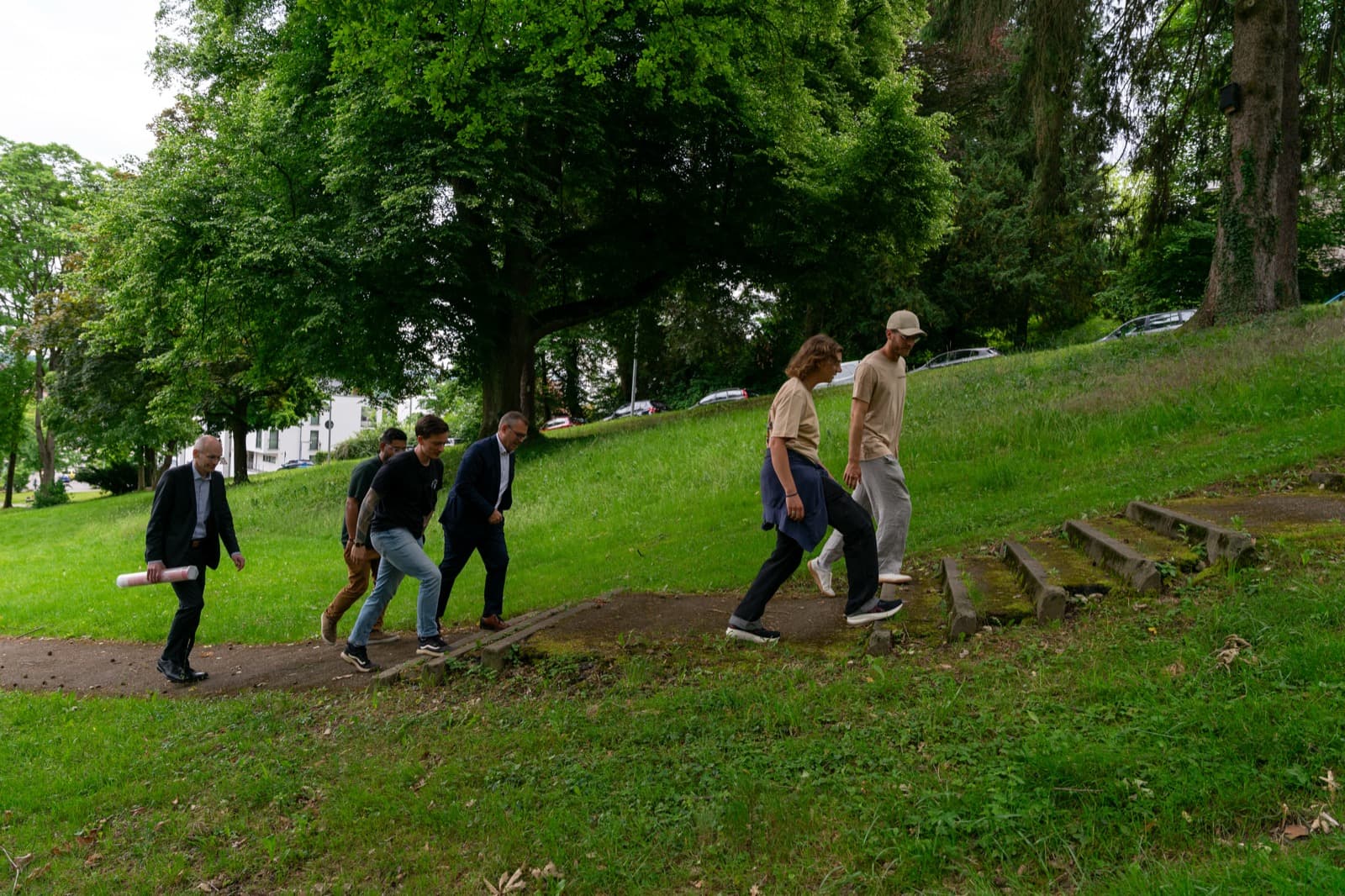 Team und Gäste auf dem Weg zu einem Termin rund um das Projekt Galgenberg
