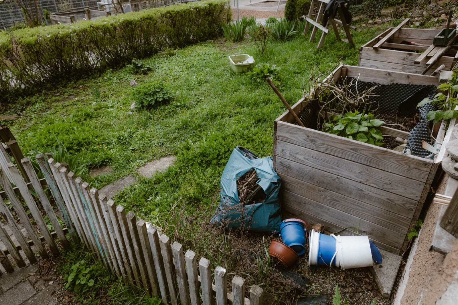 Gemeinsames Aufräumen und Neustrukturieren der Gartenfläche