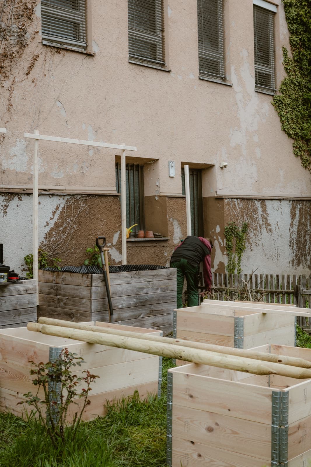 Aufbau weiterer Hochbeete aus Palettenrahmen an der Hauswand der Mörikeschule