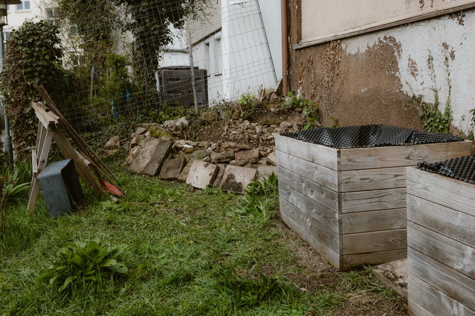 Gesammelter Steinhaufen für die spätere Trockenmauer neben den neuen Hochbeeten