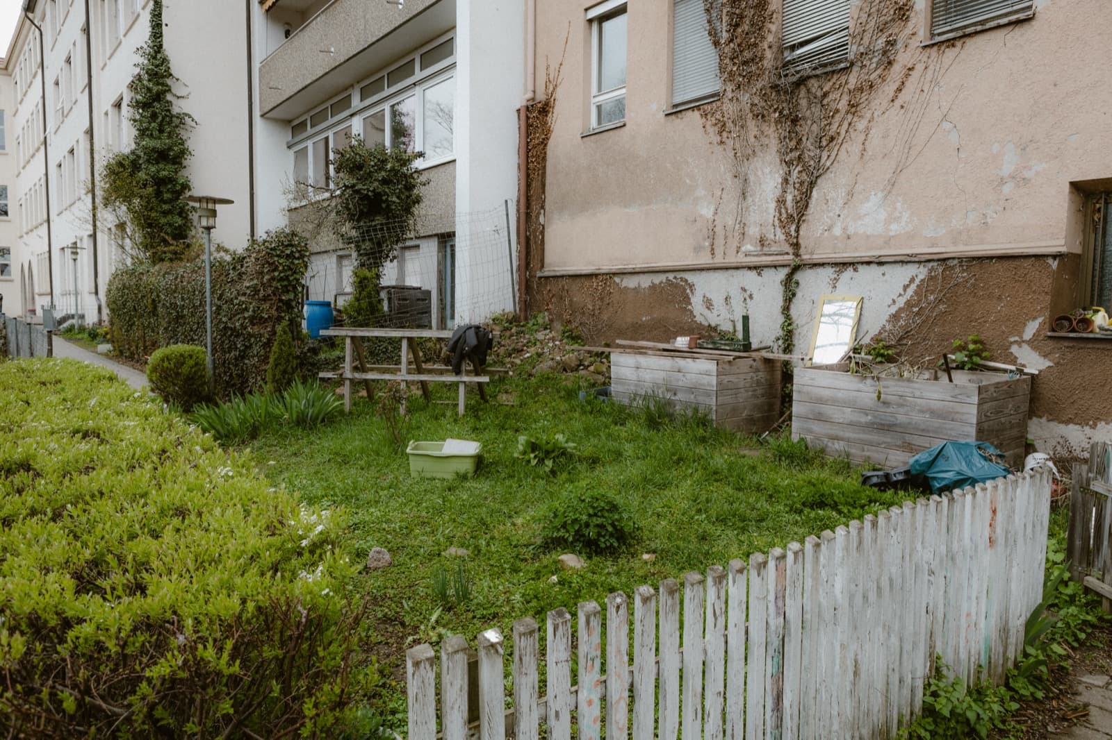 Vorher: verwilderte Ecke mit Schutt und morschem Hochbeet