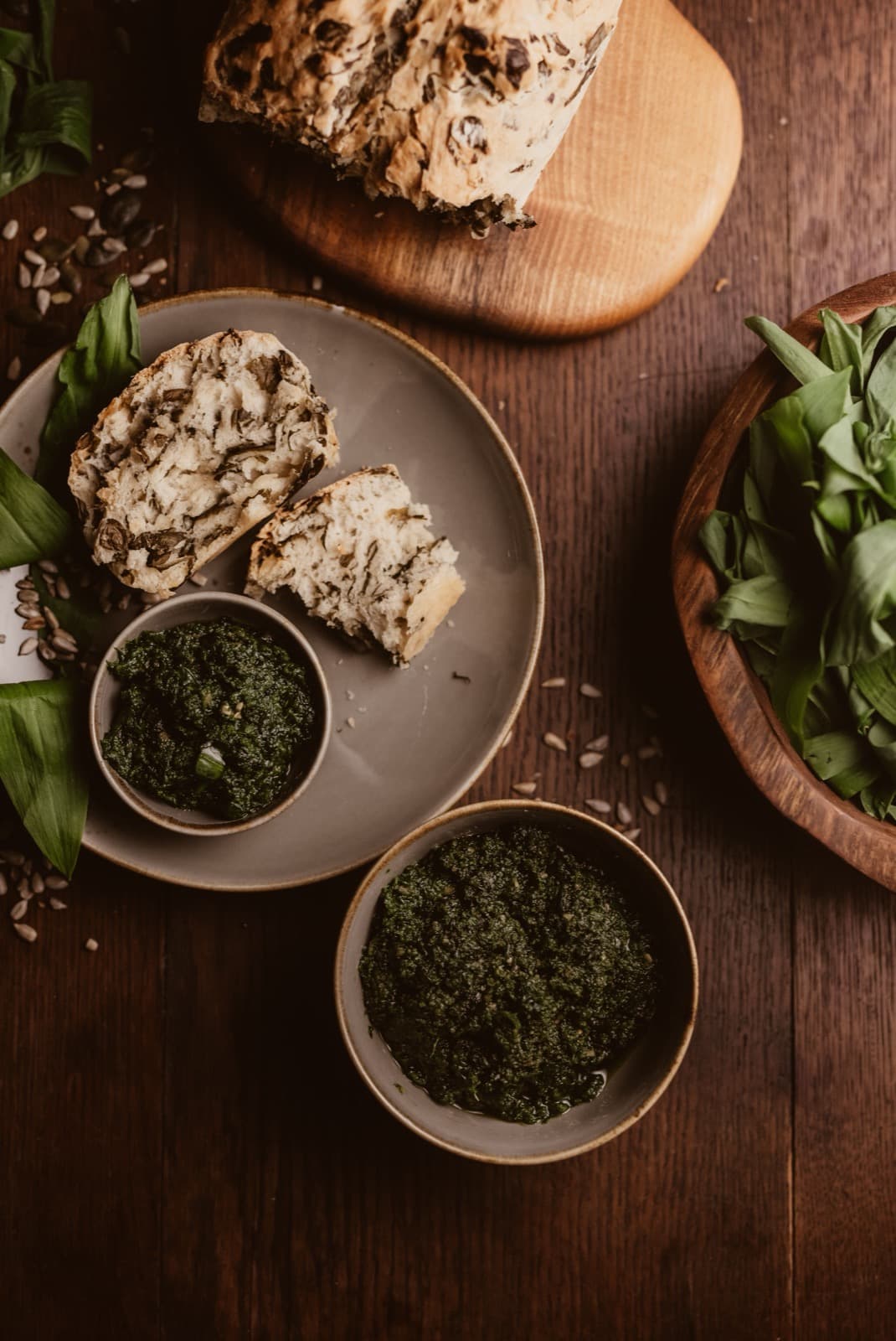 Selbstgemachtes Bärlauchpesto in Schälchen, serviert mit frischem Brot