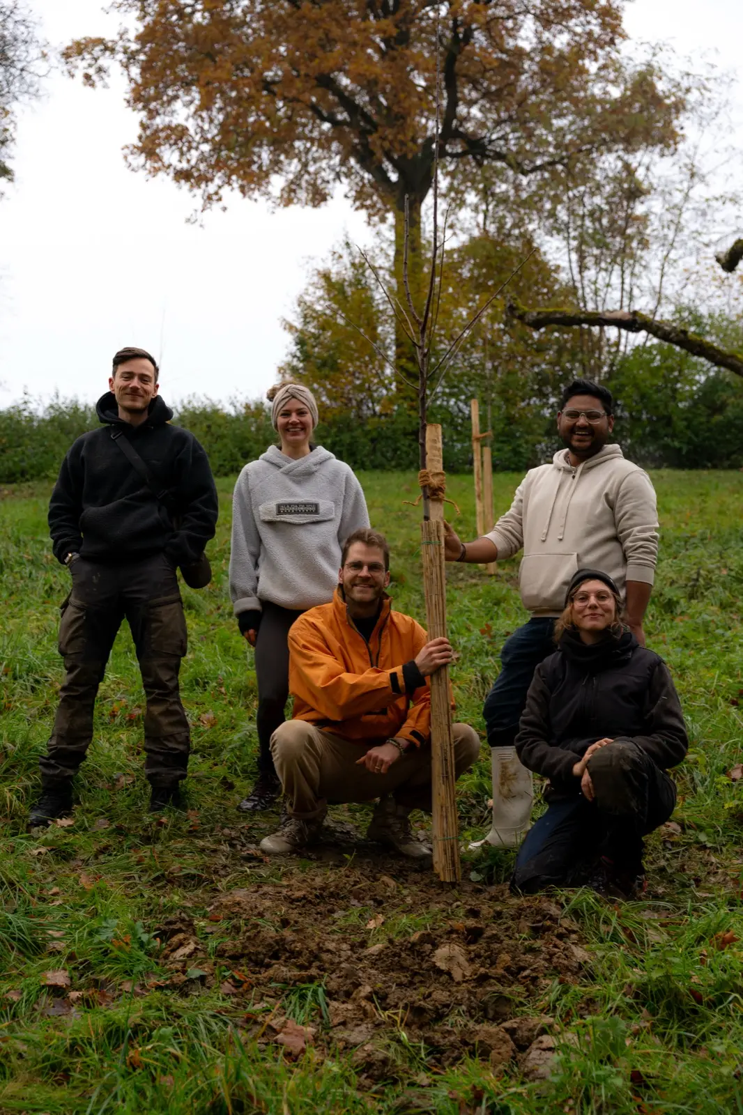 Das PermaWaldGarten-Team nach einer Baumpflanzung im Feld